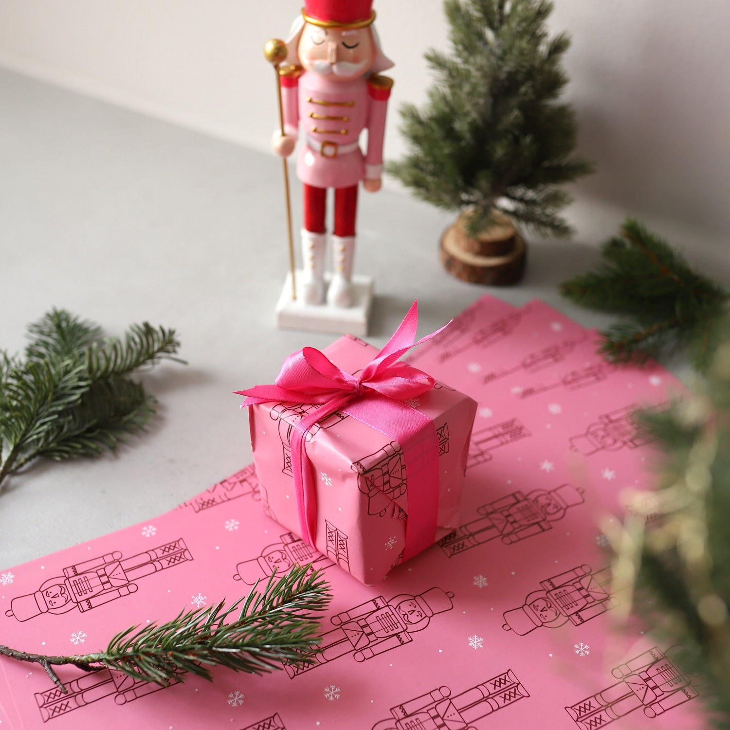 Geschenkpapier-Set „Nussknacker und Tannen“