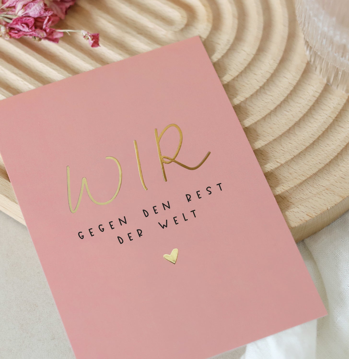 Postkarte „Wir gegen den Rest der Welt"