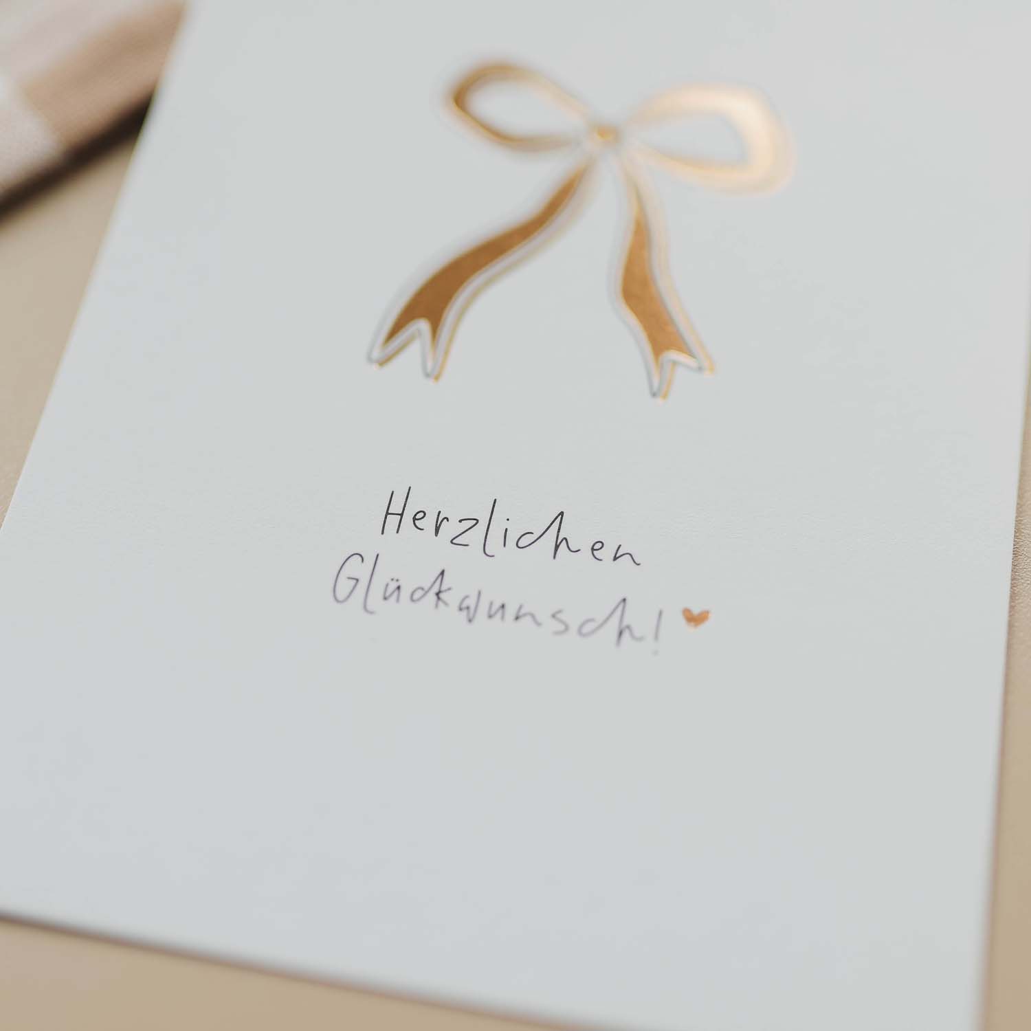 Postkarte „Herzlichen Glückwunsch“ (Schleife) mit Gold