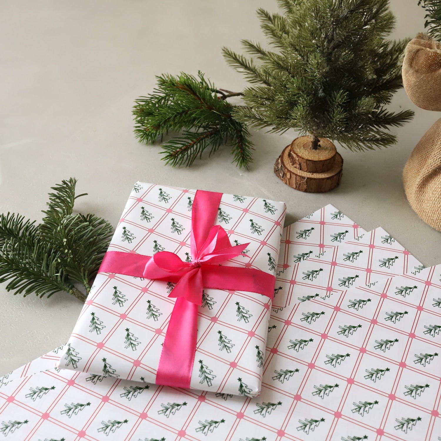 Geschenkpapier-Set „Nussknacker und Tannen“