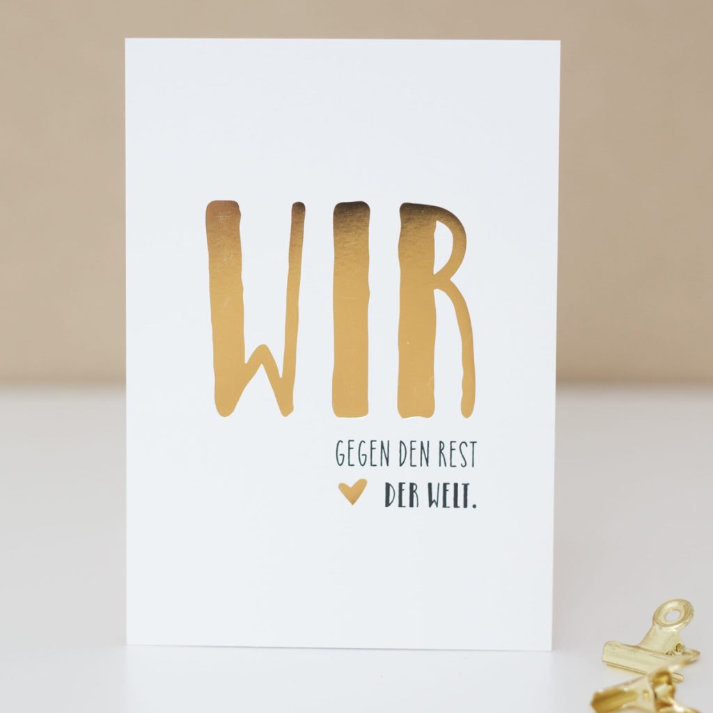Postkarte „Wir gegen den Rest der Welt" mit Gold